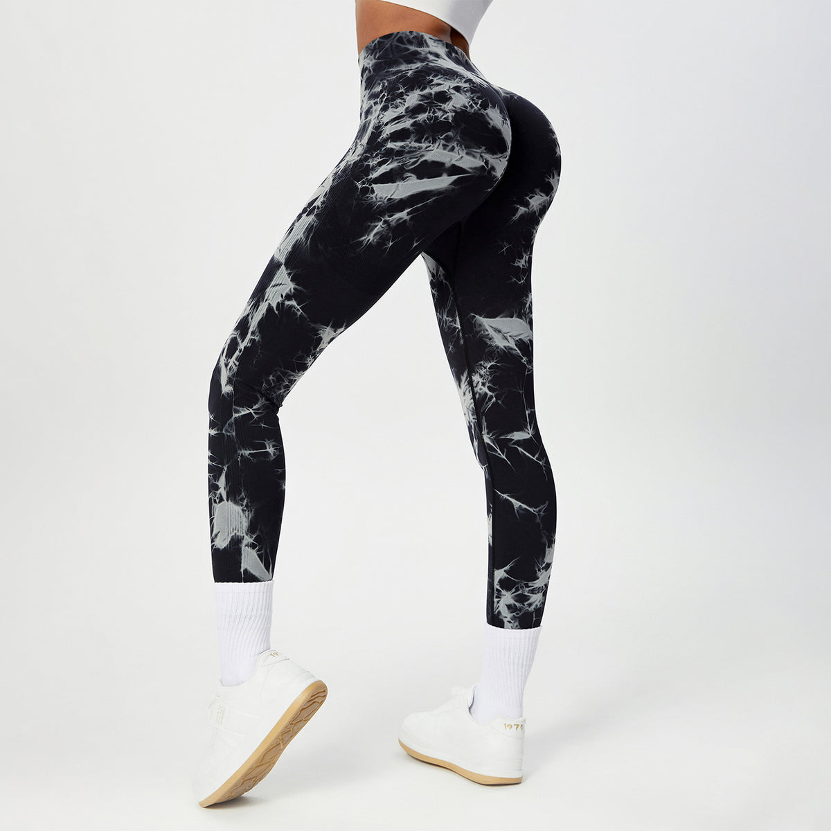 Las mujeres del gimnasio de ropa de yoga y Fitness